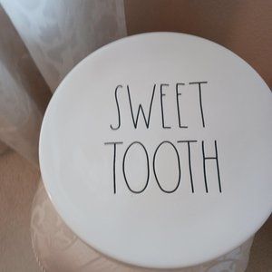RAE DUNN  ARTISAN COLLECTION BY MAGENTA "SWEET TOOTH" CAKE STAND